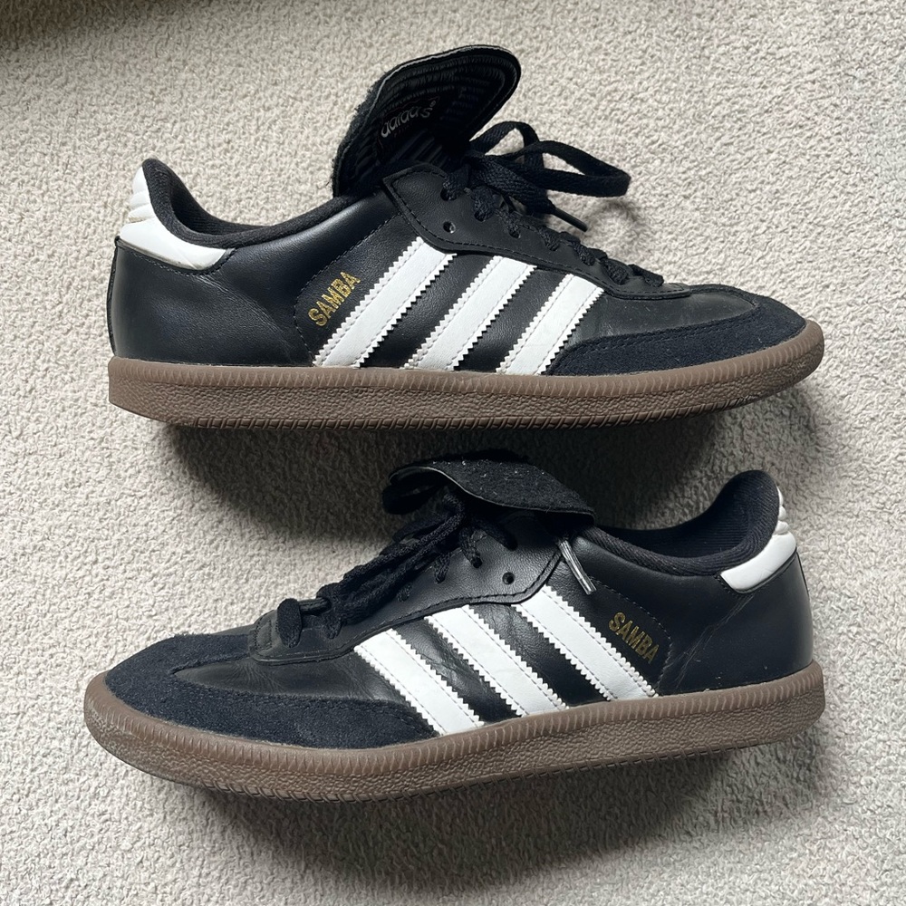 adidas Men's Samba Classic Soccer Shoes, Size 7 Men’s (Size 8 Women’s)